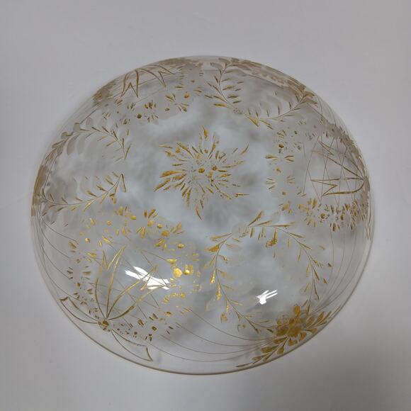 Vintage Etched Glass Platter Gold Wreaths and Bows 8.25" diameter 1.5" tall - Picture 3 of 8